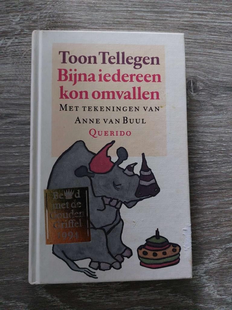 Toon Tellegen - Bijna iedereen kon omvallen, Ophalen of Verzenden, Zo goed als nieuw, Toon Tellegen
