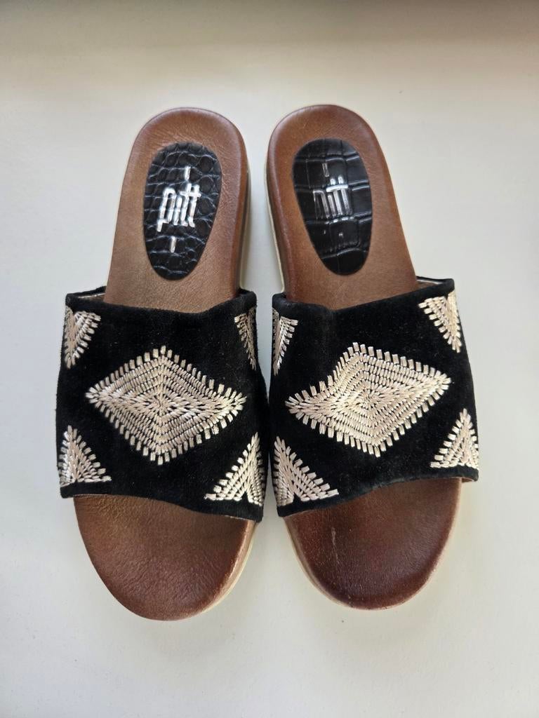 Pitt zwarte instappers met geborduurd patroon, Slippers, Zwart, Ophalen of Verzenden, Zo goed als nieuw