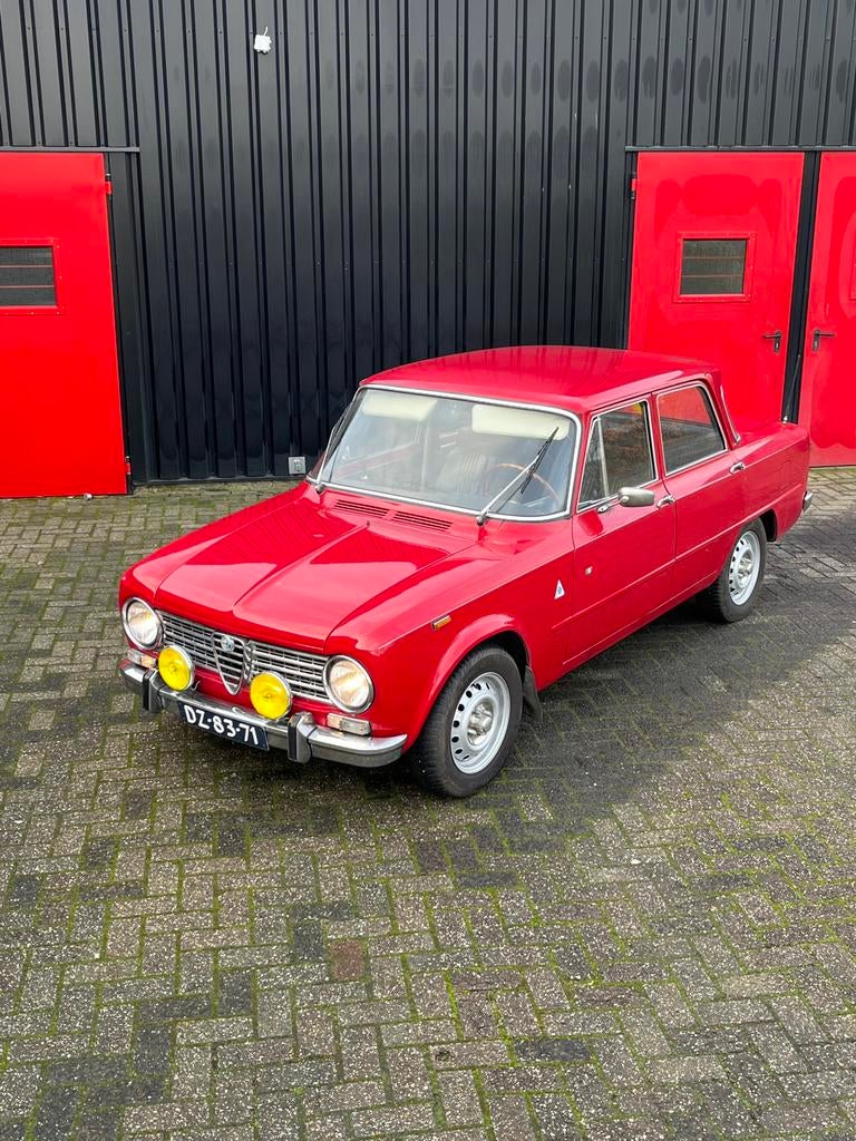 Alfa Romeo Giulia 1300 TI uit 1967  met 2.0 liter blok, Achterwielaandrijving, Zwart, Bedrijf, Handgeschakeld