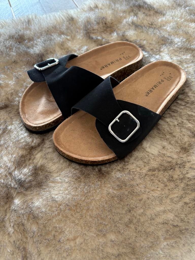 Zwarte Primark slippers met gesp - Maat 39, Ophalen of Verzenden, Gedragen, Zwart, Slippers