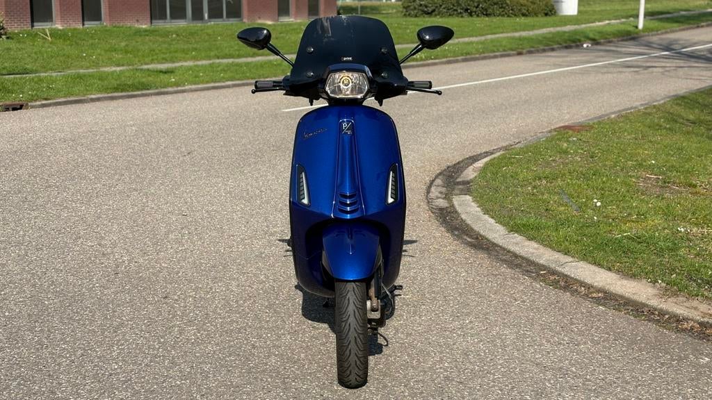 Vespa Sprint 2017 80cc 4v san marino blue, NIEUWSTAAT!, Ophalen, Maximaal 45 km/u, Zo goed als nieuw, 80 cc