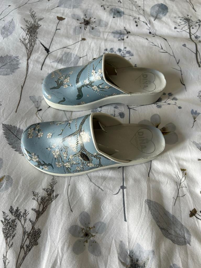 Dina Clogs Klompen Maat 39 - Bloesemprint, Ophalen of Verzenden, Zo goed als nieuw, Blauw, Instappers
