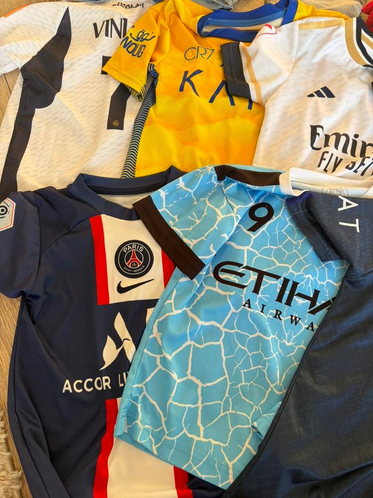 Voetbal pakjes, sokken, korte broek, t-shirts, vesten enz, Ophalen of Verzenden, Gebruikt, Jongen