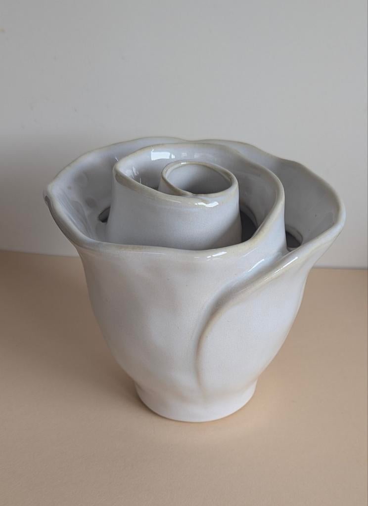 Des pots vaas, ecru kleur, roos vorm (13 cm hoog), Overige kleuren, Aardewerk of Porselein, Ophalen of Verzenden, Zo goed als nieuw