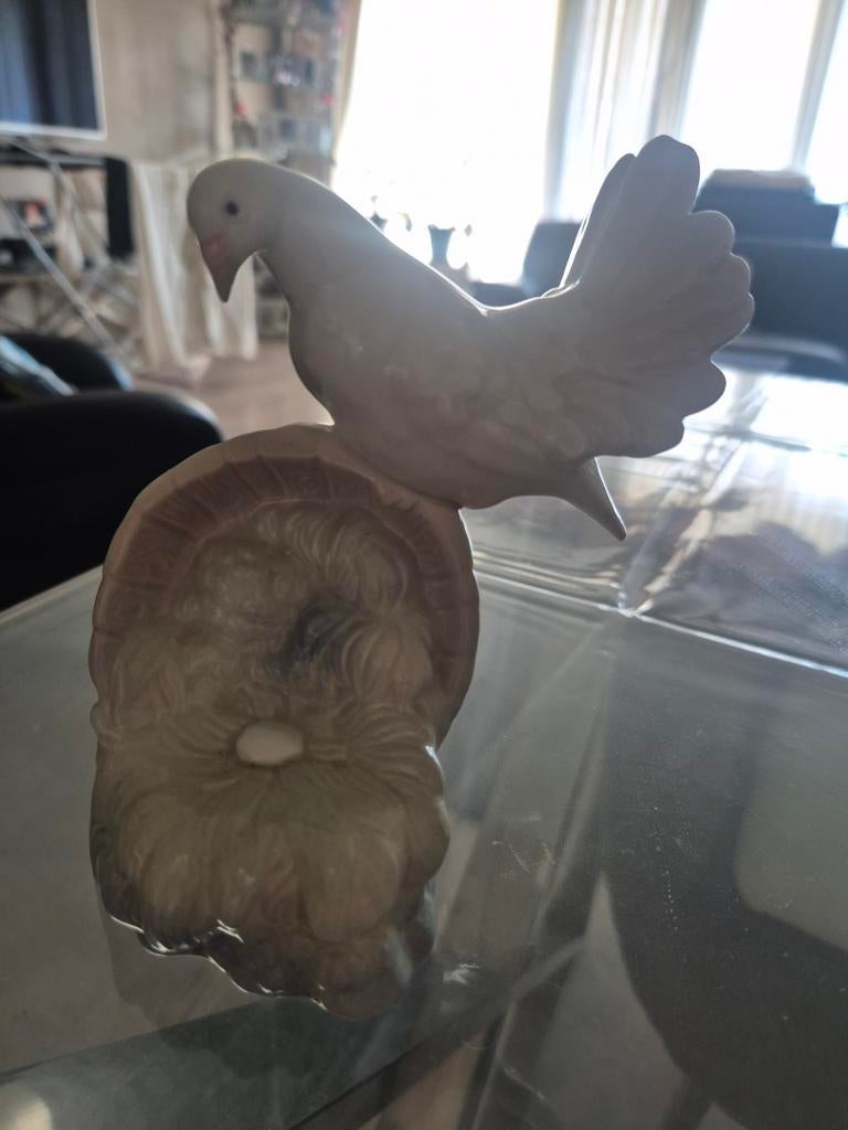 Porseleinen duif op waterput beeldje, Ophalen