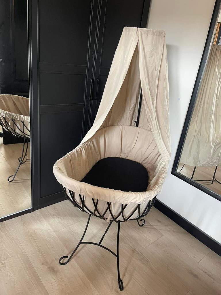 Rotan wiegje met matrasje en stoffering, Kinderen en Baby's, Babywiegjes en Ledikanten, Ophalen, Zo goed als nieuw, Wieg