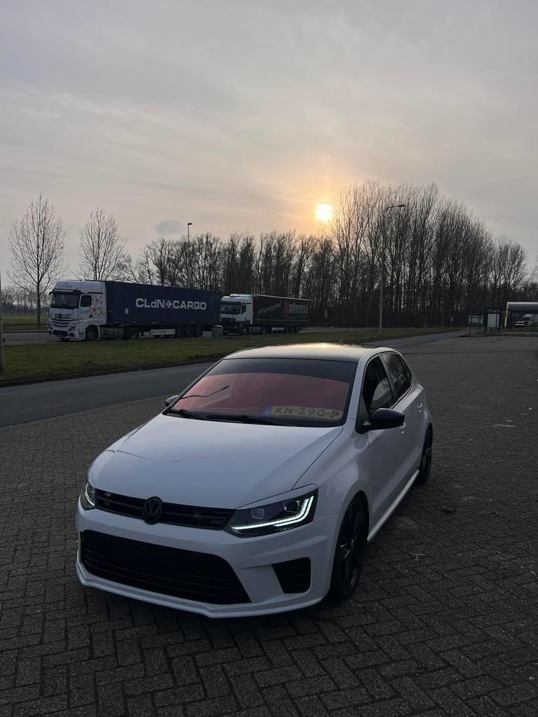 Volkswagen Polo 1.2 TSI 66KW 2014 Wit onderhoud compleet !, Auto's, Stof, 40 €/maand, 4 cilinders, Wit