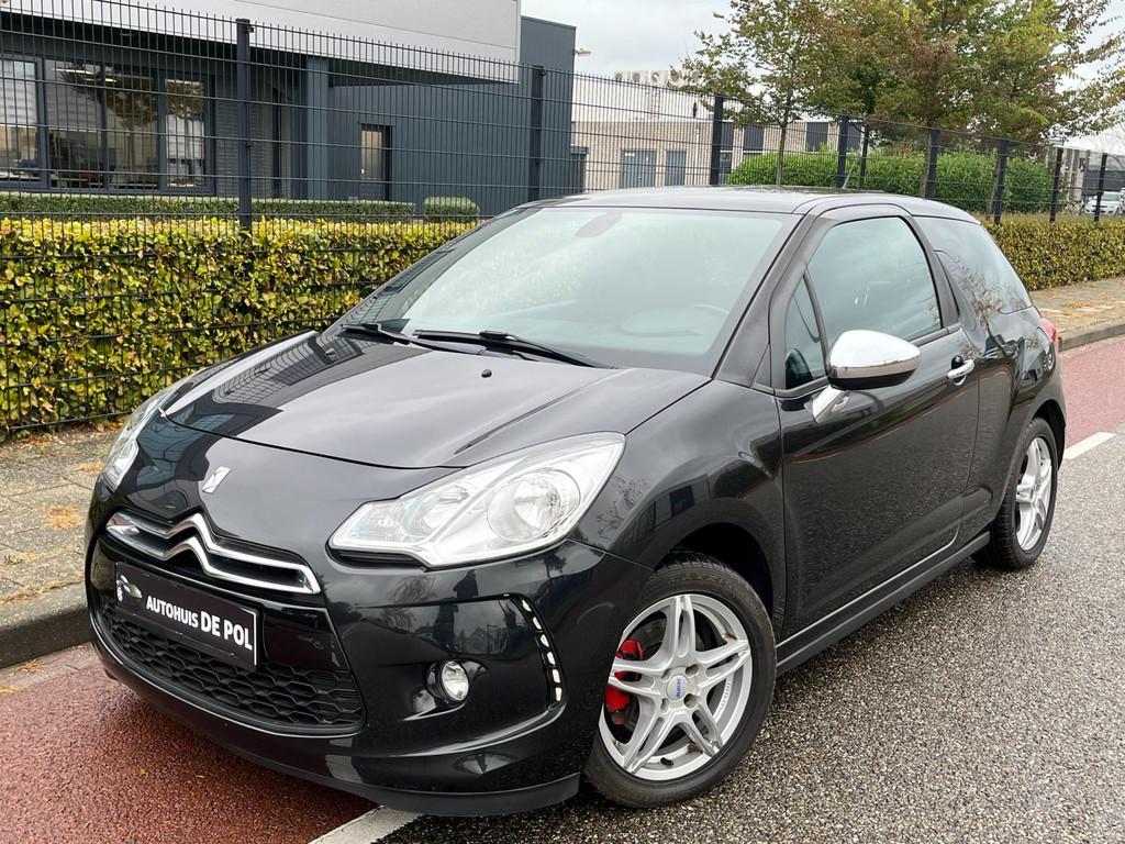 Citroen DS3 1.4 Chic Cruise/Climate-control Lm-velgen APK is, Auto's, Citroën, Gebruikt, Zwart, 4 cilinders, Alcantara