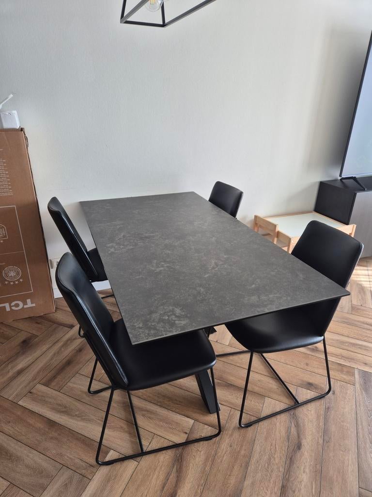Moderne eettafel met 4 stoelen (RebellenClub model Cardiff), Ophalen, Modern, Industrieel, 50 tot 100 cm, Zo goed als nieuw