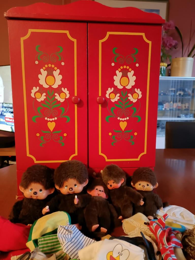 Vintage monchichi, met veel kleertjes en leuke opberg kast, Kinderen en Baby's, Speelgoed | Poppen, Ophalen, Gebruikt, Babypop