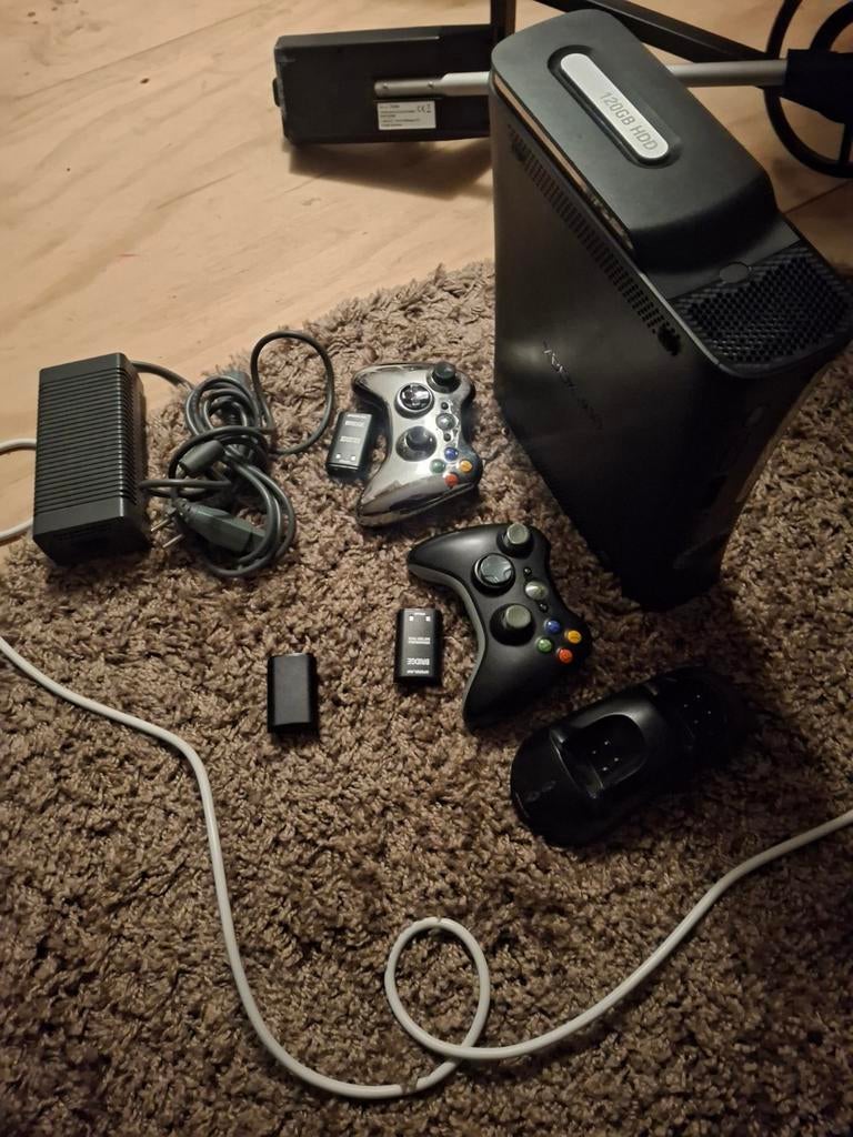 Xbox 360 Elite 120GB + controllers E.D. vandaag maar 40 euro, Spelcomputers en Games, Spelcomputers | Xbox 360, Gebruikt, 360 Elite of Super Elite