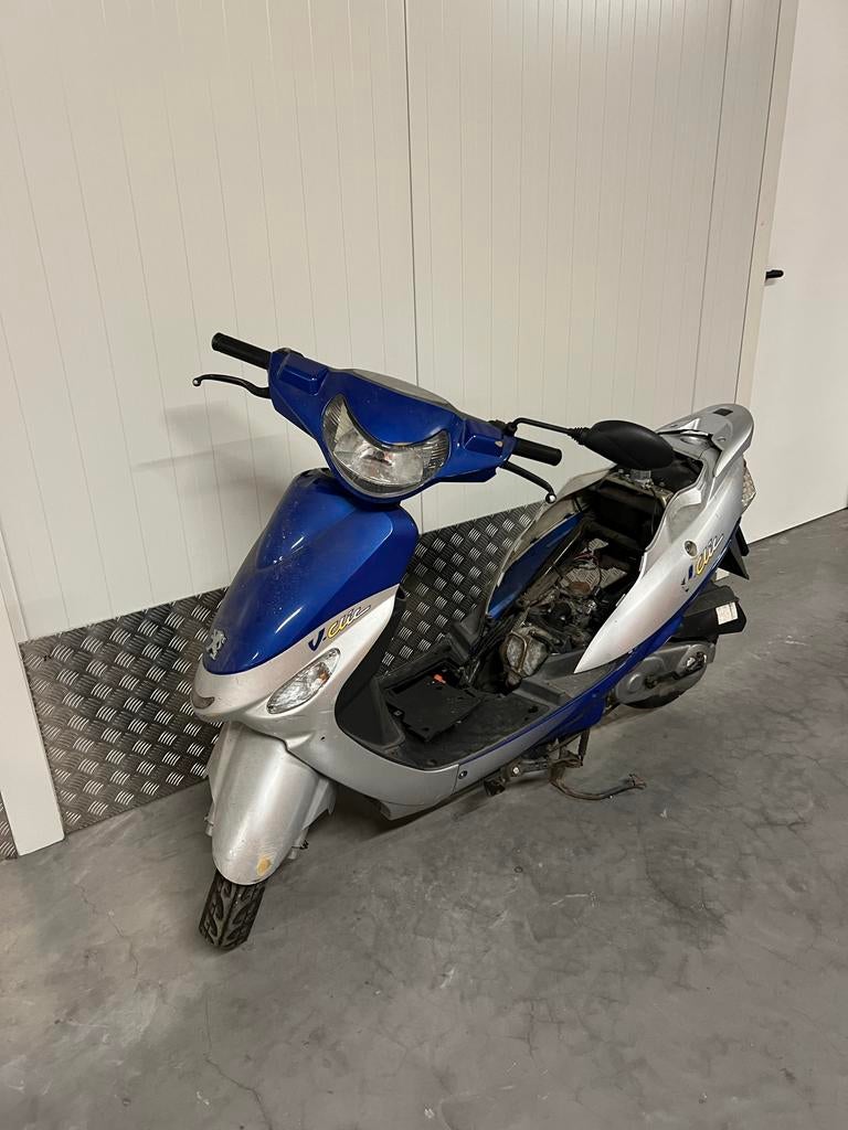 Peugeot V-Clic Opknapper - Geel Kenteken, Fietsen en Brommers, Scooters | Peugeot, Gebruikt, Overige modellen, Maximaal 45 km/u