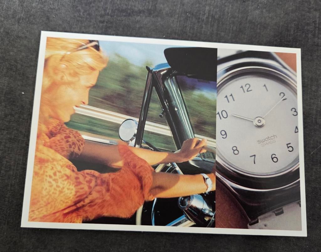Vrouw achter het stuur met een Swatch horloge, Verzamelen, Verzenden, 1980 tot heden, Ongelopen, Overige thema's