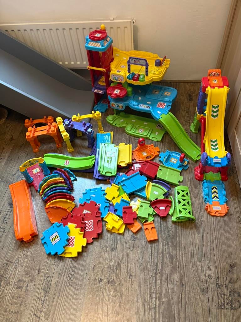 Vtecht Toet Toet Auto garage + racebaan + wegdelen en auto’s, Kinderen en Baby's, Speelgoed | Vtech, Ophalen, Gebruikt, 2 tot 4 jaar