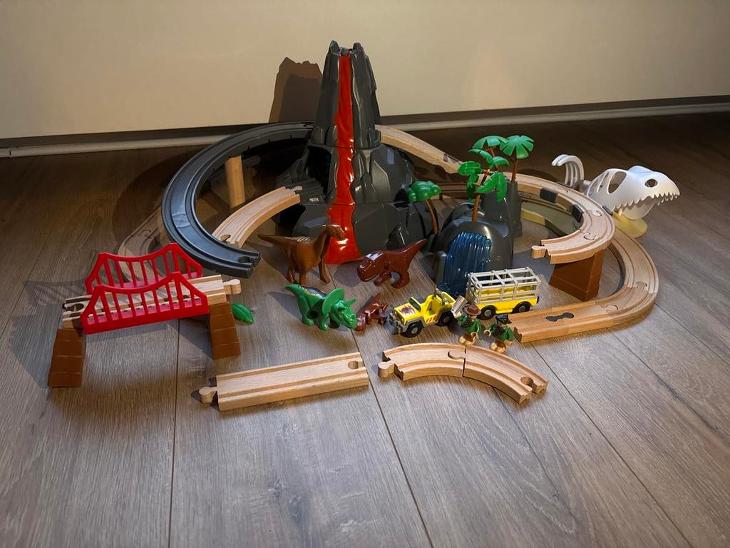 Dino Treinbaan met Vulkaan en Figuren, Kinderen en Baby's, Ophalen of Verzenden, Gebruikt, Jongen of Meisje