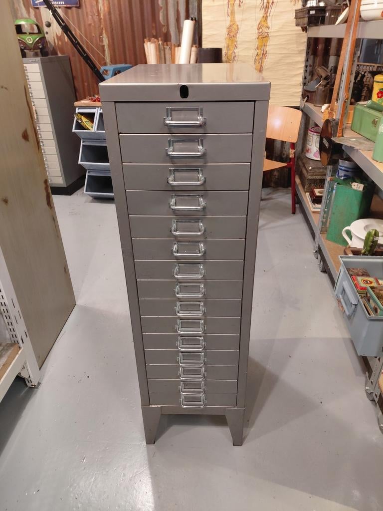 Vintage ijzeren ladekast met 15 lade's, Gebruikt, Ophalen of Verzenden, Metaal, Cd's