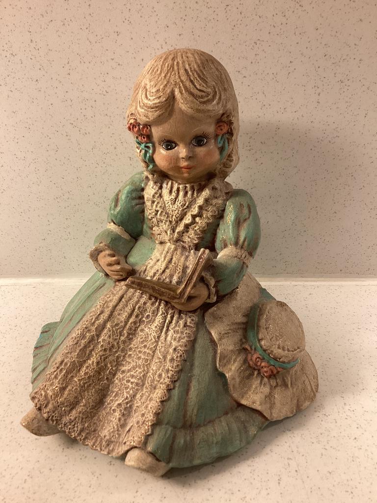 Vintage beeldje van een meisje met boek, Ophalen of Verzenden, Gebruikt, Mens