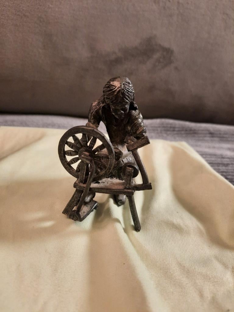 Oud metalen figuurtje: vrouw spint wol, Verzamelen, Beelden en Beeldjes, Ophalen of Verzenden