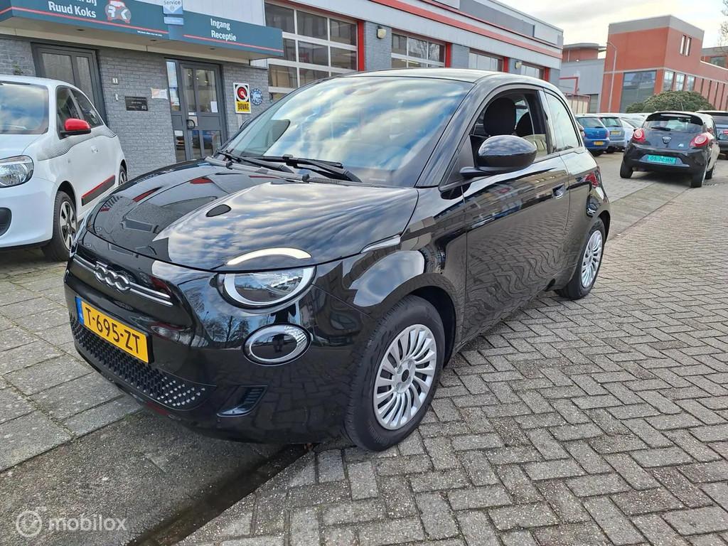 Fiat 500E URBAN 42 kWh / 1e Eigenaar / € 16.750,00, Automaat, 118 pk, 4 stoelen, Zwart
