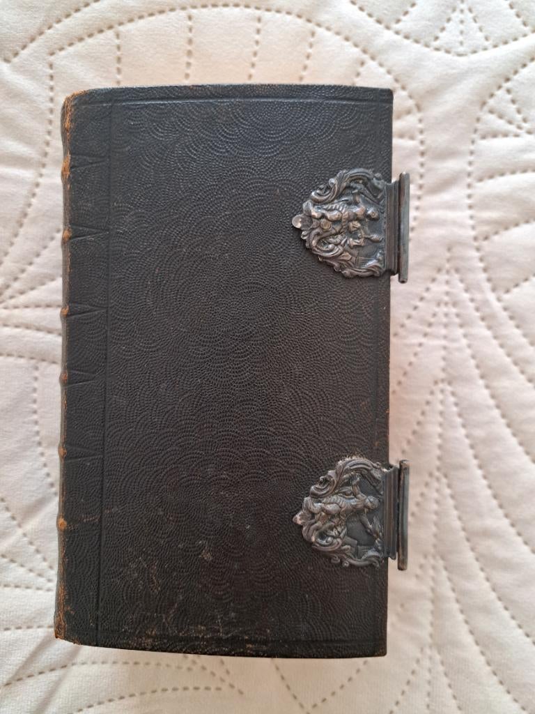Bijbel 1818 met zilveren sluiting, Ophalen of Verzenden