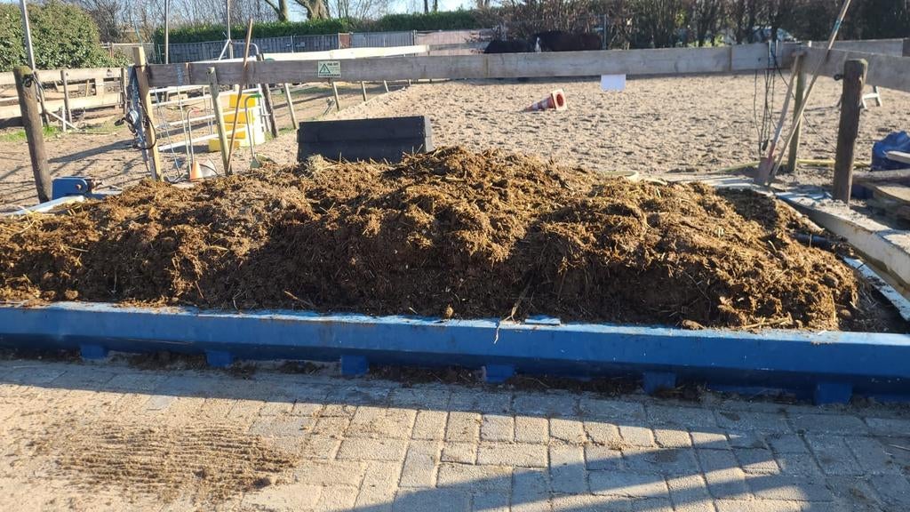 Paardenmest met stro en houtschraafsel, Ophalen