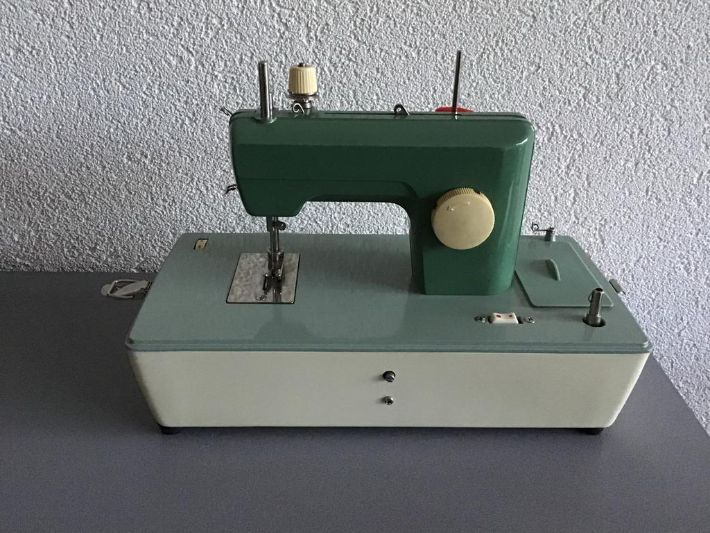 Vintage kinder naaimachine - werkt op batterijen, Ophalen, Gebruikt, Naaimachine, Overige merken