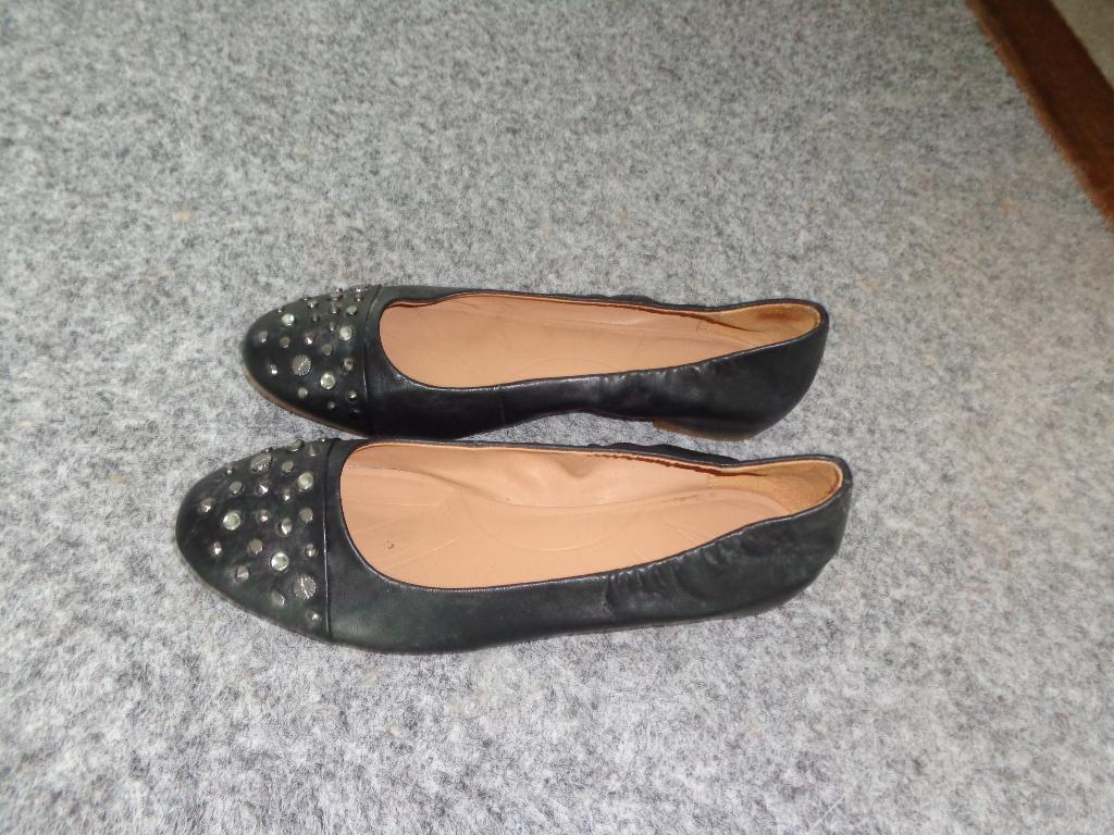 zwarte damesballerina's met studs van UGG, maat 41, Zwart, Zo goed als nieuw, Ballerina's, Ophalen of Verzenden