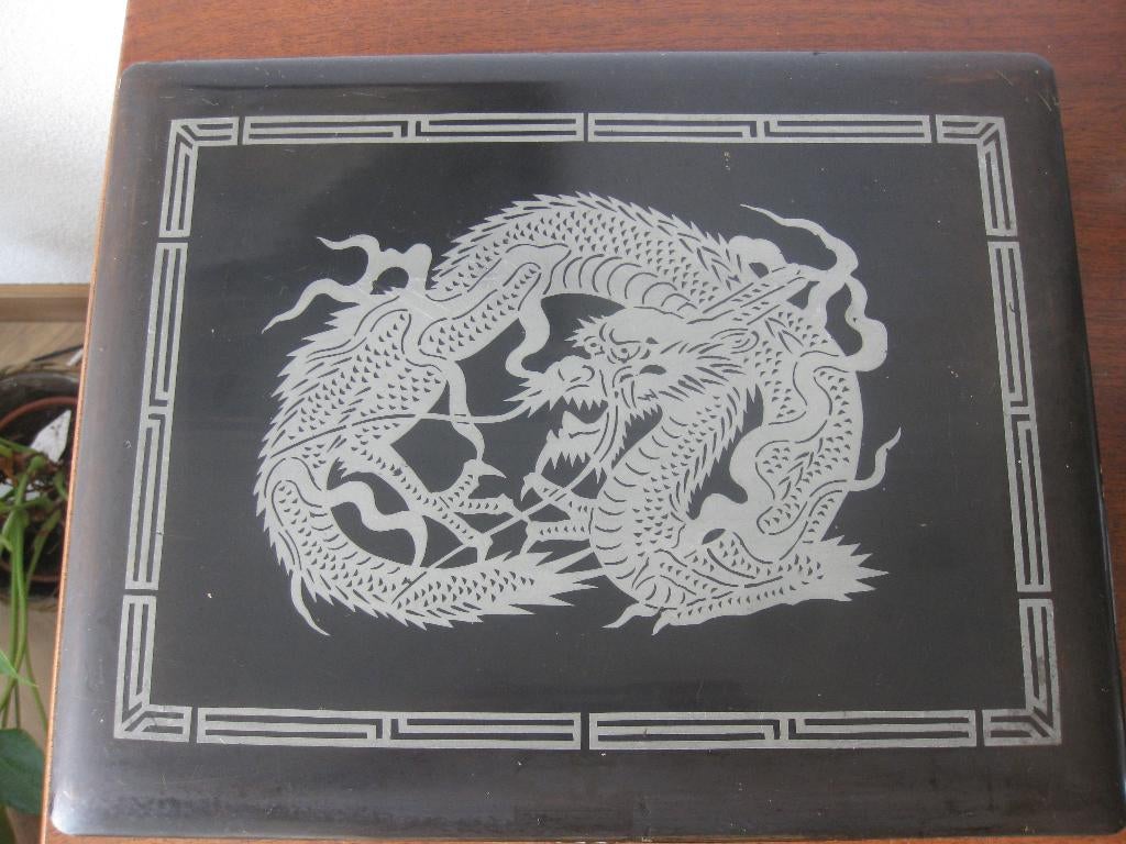 Zwarte Japanse lakdoos gevuld met schaaltjes en doosjes., Antiek en Kunst, Antiek | Woonaccessoires, Ophalen of Verzenden