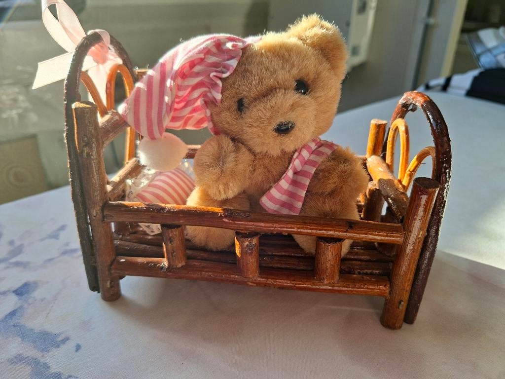 Lieve knuffelbeer in bed, Overige merken, Overige karakters, Beer, Handgemaakt