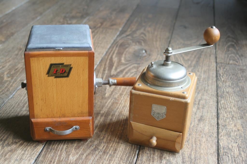 2 x antieke koffiemolens ID en FAMOS, Ophalen of Verzenden