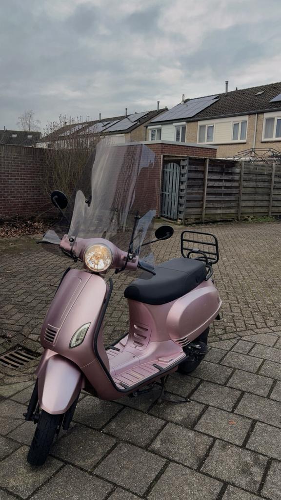 Roze Scooter te koop!, Fietsen en Brommers, Scooters | Piaggio, Ophalen, Gebruikt, Overige modellen, Benzine