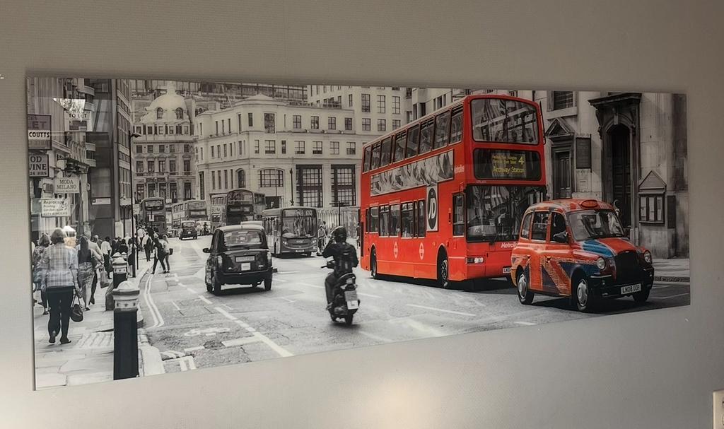 Foto op glas Londen straatbeeld met rode bus., Huis en Inrichting, Woonaccessoires | Schilderijen, Tekeningen en Foto's, Ophalen