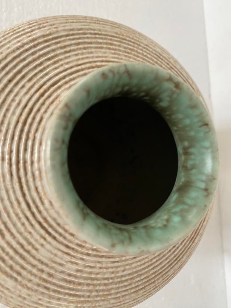 Vaas Koninklijke Plateelbakkerij Gouda , jaren 70, Gebruikt, Overige kleuren, Aardewerk of Porselein, Ophalen of Verzenden