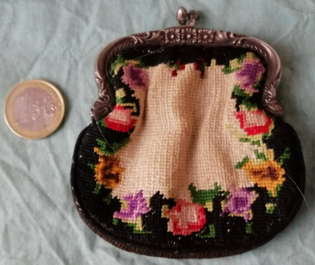 Petit point geborduurd beursje met zilveren beugel., Antiek en Kunst, Ophalen of Verzenden, Zilver