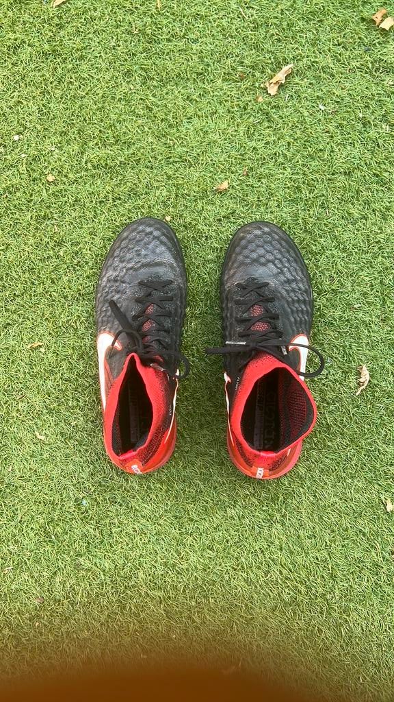 Kunstgras voetbalschoenen maat 41 nike, Ophalen, Gebruikt, Maat XS of kleiner, Schoenen