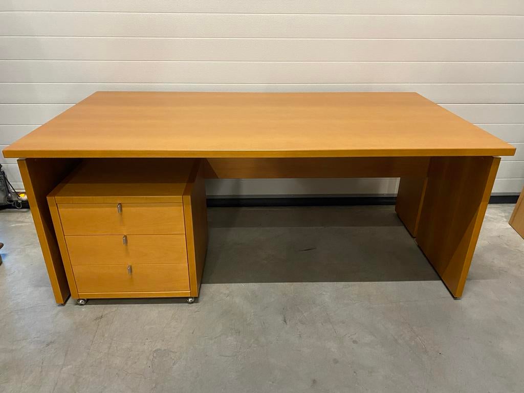 Poliform Bureau, Ophalen, Met wielen, Gebruikt