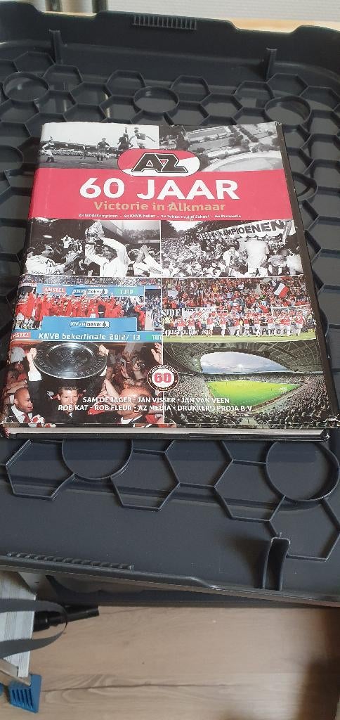 Boek over AZ 60jaar, Gelezen, Diverse, Ophalen of Verzenden, Balsport