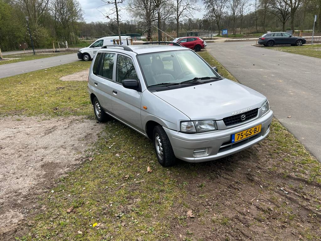 Mazda Demio 1.3 Comfort 2001 Grijs, Auto's, Mazda, Voorwielaandrijving, Trekhaak, Particulier, Zilver of Grijs
