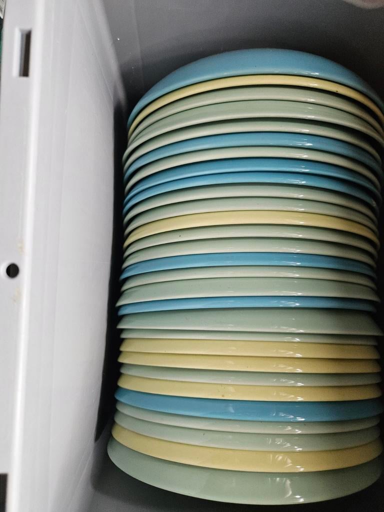 IKEA borden 23cm - 60 stuks van diverse kleuren, Gebruikt, Keramiek, Ophalen of Verzenden, Bord(en)