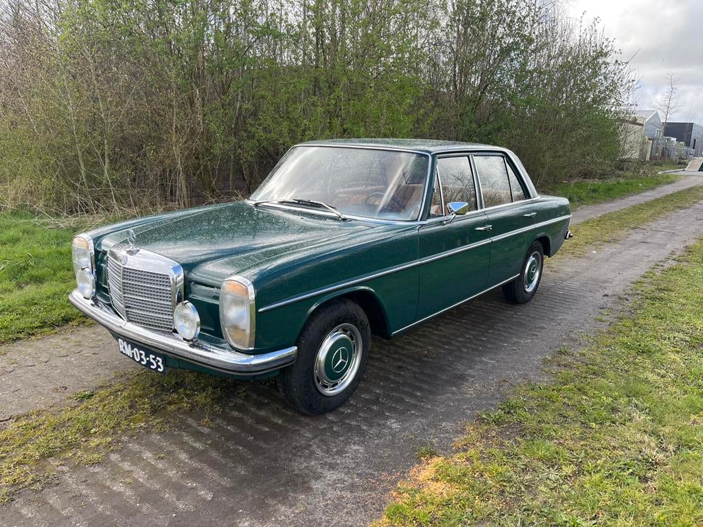 Mercedes-Benz W115 220 benzine 1972, Achterwielaandrijving, Mercedes-Benz, Bruin, Handgeschakeld