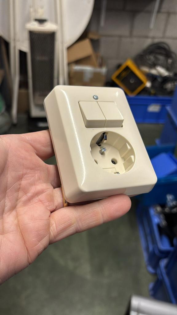 Schakelaar serie combinatie met randaarde gira, Verzenden, Nieuw, Schakelaar