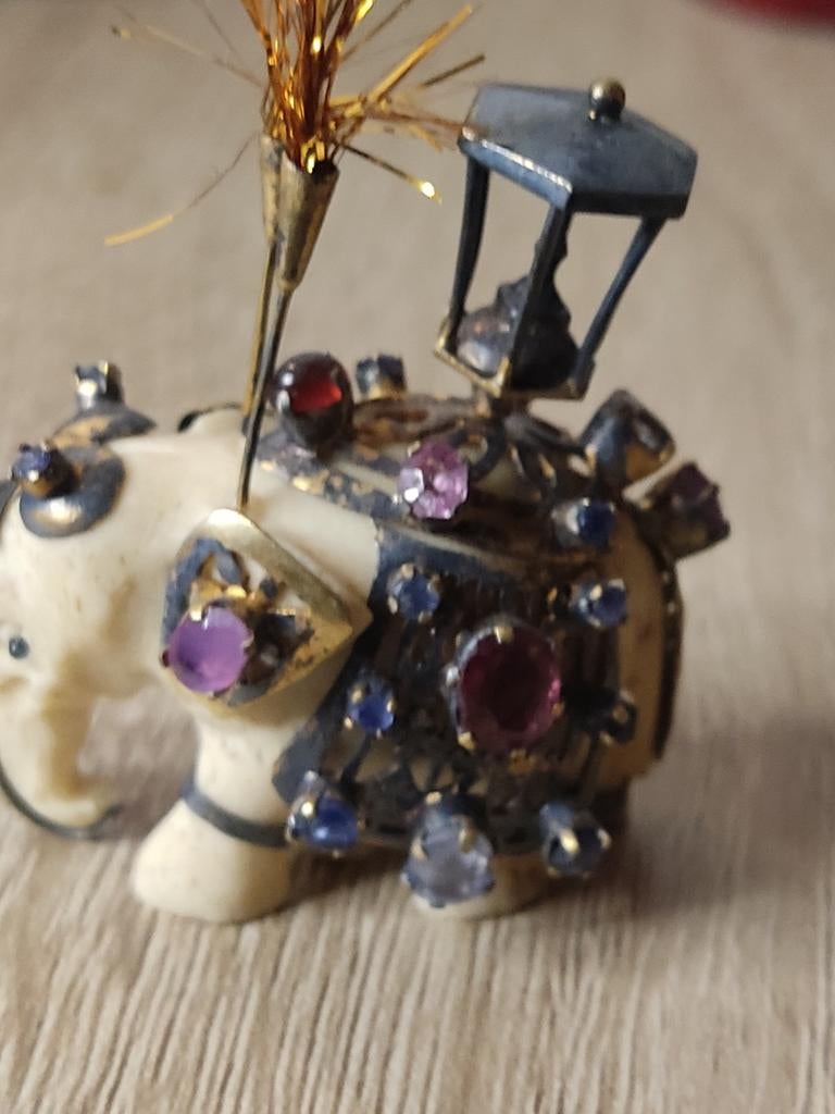 Vintage olifant broche met edelstenen, 4 tot 7 cm, Gebruikt, Ophalen of Verzenden, Met edelsteen