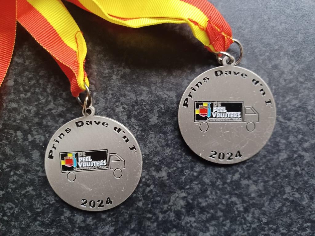 2x Carnavals medaille onderscheiding De Peelvrujters Heusden, Postzegels en Munten, Ophalen, Overige materialen, Nederland