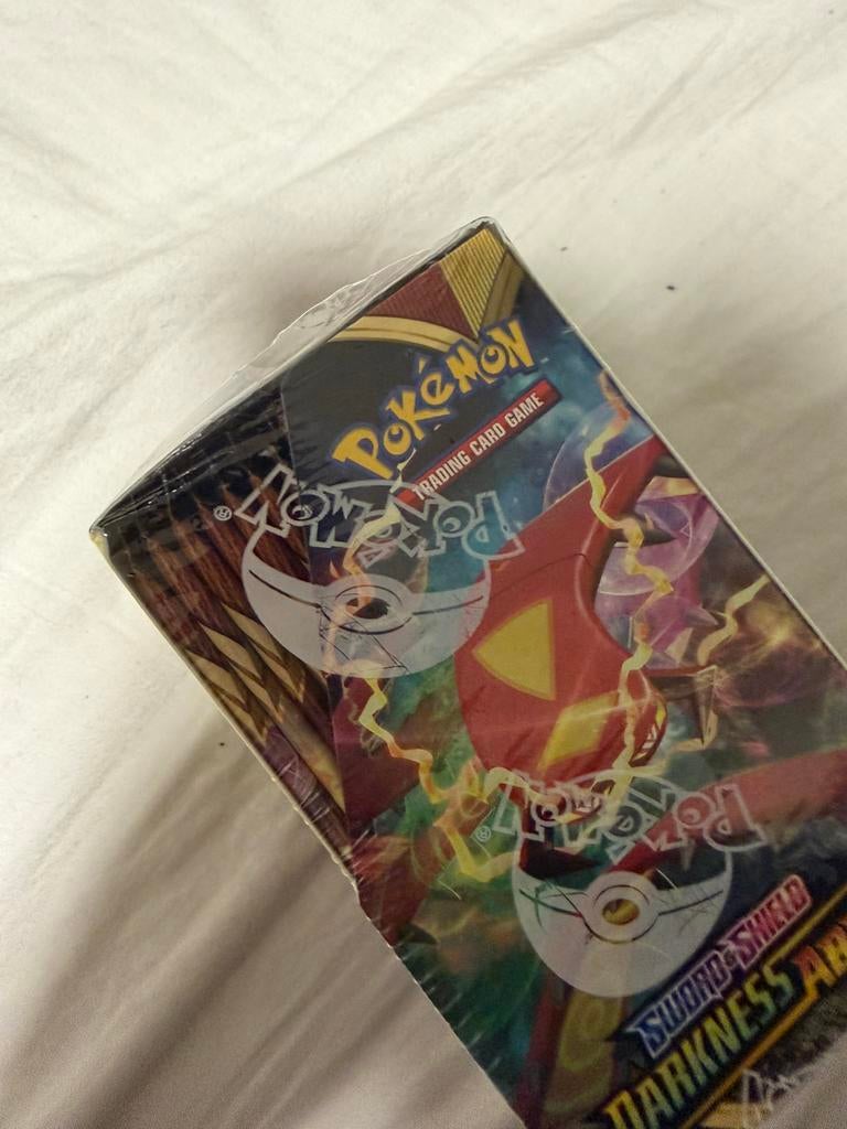 Darkness ablaze halve booster box, Hobby en Vrije tijd, Verzamelkaartspellen | Pokémon, Ophalen, Zo goed als nieuw, Boosterbox