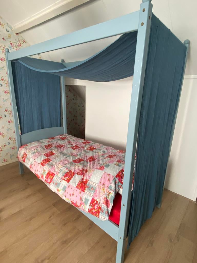 Hemelbed (200x90x197) met ‘dakje’ van blauwe stof., Ophalen, 85 tot 100 cm, Gebruikt, Lattenbodem