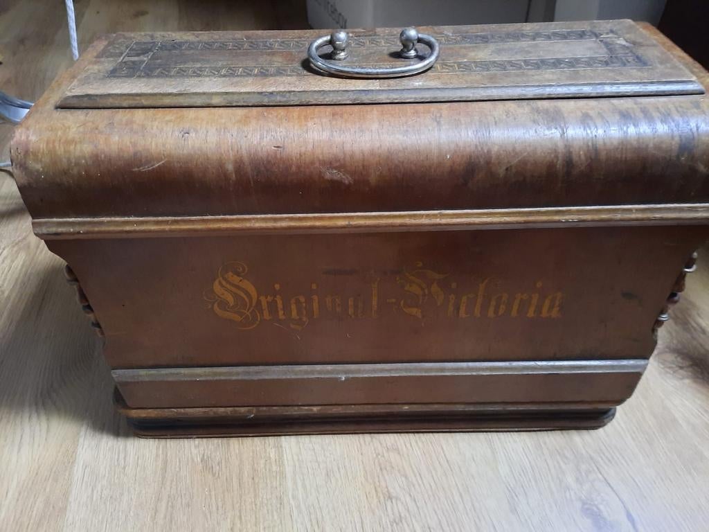 Antieke Original-Victoria Naaimachine met Houten Koffer, Ophalen of Verzenden
