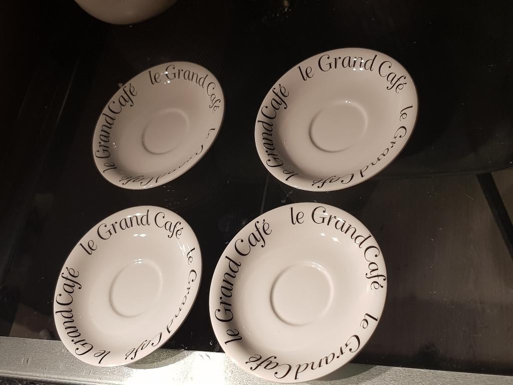 4 Nieuwe Wit/Zwart Le Grand Café Porseleinen Schoteltjes, Nieuw, Ophalen of Verzenden, Overige stijlen, Kop(pen) en/of Schotel(s)