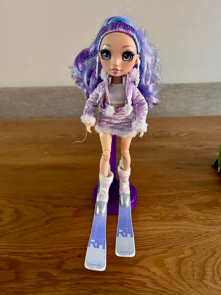 Rainbow High Winter Break Violet Willow Pop, Ophalen of Verzenden, Zo goed als nieuw, Barbie
