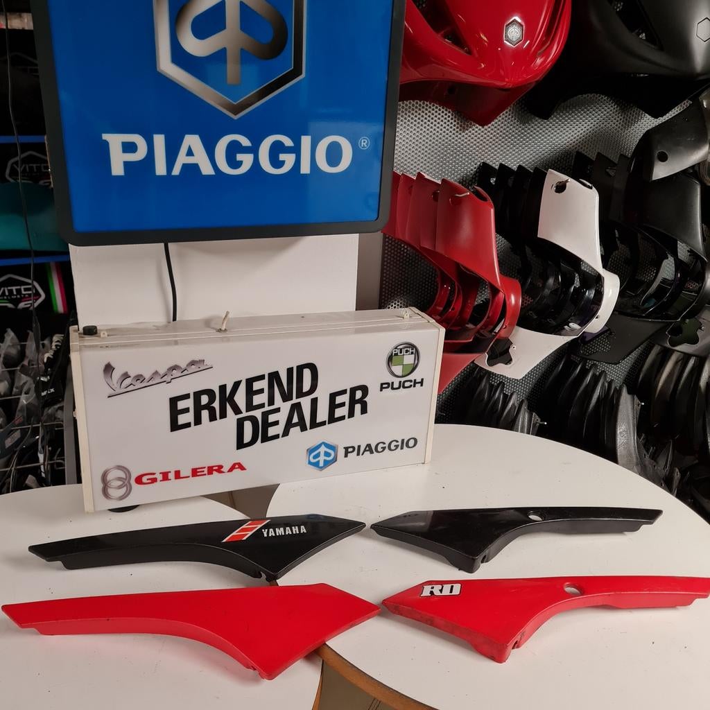 Yamaha rd50 zijkapjes setjes links en rechts. Zwart en rood, Fietsen en Brommers, Ophalen of Verzenden, Gebruikt, Kap, Yamaha