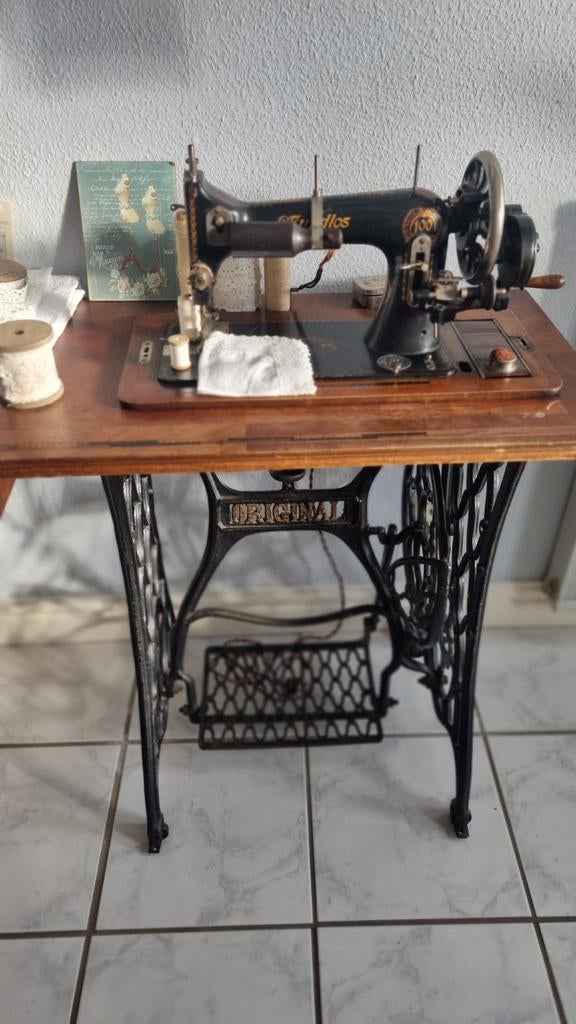 Antieke naaimachine "Victoria" MOET WEG, Ophalen